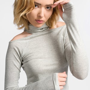 Dolcevita in maglia fine con intagli A92089