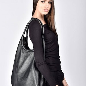 NOUVEAU Sac fourre-tout noir extravagant en cuir véritable / Grand sac fourre-tout en cuir de haute qualité par AKASHA A14327