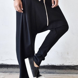 Pantalones anchos y rectos con entrepierna caída y bolsillos de Aakasha A05772