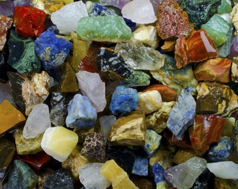 Puede incluir: Una colección de virutas de piedras preciosas coloridas, naturales y pulidas. Las virutas son de varias formas y tamaños, incluyendo verde, azul, rojo, morado y marrón.