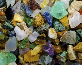 Puede incluir: Una colección de piedras coloridas, pulidas y pulidas. Las piedras son de varias formas y tamaños, incluyendo verde, azul, rojo, amarillo y blanco.