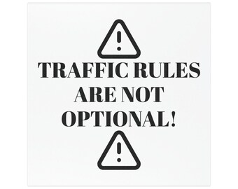 Puede incluir: Un letrero cuadrado blanco con texto negro que dice TRAFFIC RULES ARE NOT OPTIONAL! El texto está colocado entre dos iconos de advertencia triangulares negros, cada uno con un signo de exclamación, uno arriba y otro debajo.