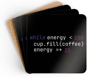 Puede incluir: Una pila de posavasos cuadrados con base de corcho y superficie superior negra. El posavasos superior presenta un texto de código de programación en blanco y morado que dice: while energy < 100, cup.fill(coffee), energy =+ 25.