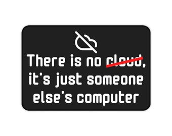 Peut inclure: Un autocollant rectangulaire noir avec une icône blanche de nuage barrée d'une ligne diagonale. Le texte indique : There is no cloud, it's just someone else's computer, avec une ligne rouge barrant le mot cloud.