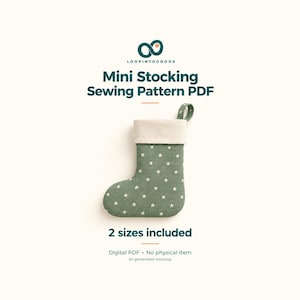 Op de afbeelding: Een mini-kerstsok naaipatroon PDF van saliegroene stof met een wit sterrenpatroon en een crèmekleurige boord. De tekst luidt Loopintogoods, Mini Stocking Sewing Pattern PDF, 2 sizes included, Digital PDF, No physical item.