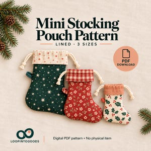 Könnte beinhalten: Drei Mini-Strumpfbeutel in verschiedenen Größen mit Kordelzug. Der größte ist dunkelgrün mit Sternen, der mittlere rot mit Blumenmuster und der kleinste cremefarben mit Stechpalmen. Text: Mini Stocking Pouch Pattern, PDF DOWNLOAD.