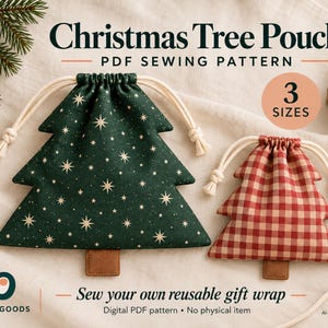 Pode incluir: Um molde de costura PDF digital para uma bolsa de árvore de Natal com duas bolsas de tecido em forma de árvore. Uma é verde-escura com estrelas douradas, a outra é xadrez vermelha e branca. Ambas têm cordões cor de creme e abas castanhas.