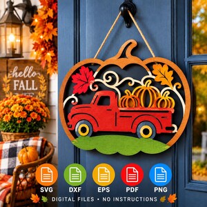 Può includere: Una targa decorativa in legno a forma di zucca, raffigurante un camioncino rosso che trasporta tre zucche, decorata con foglie autunnali e viticci. La targa è appesa a una corda di iuta e include i formati digitali SVG, DXF, EPS, PDF e PNG.