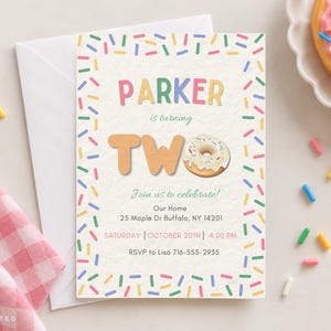 Może przedstawiać: Prostokątne zaproszenie z obwódką z kolorowej posypki. Tekst brzmi: PARKER is turning TWO, Join us to celebrate! Our Home, 25 Maple Dr Buffalo, NY 14201, SATURDAY | OCTOBER 20TH | 4:00 PM, RSVP to Lisa 716-555-2935.