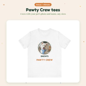 Pode incluir: Uma t-shirt branca de manga curta com um gr&aacute;fico circular que mostra a foto de um c&atilde;o branco com um cachecol azul. Abaixo da imagem, o texto diz SNOW'S PAWTY CREW. O topo da imagem exibe Deluxe + Ultimate, Pawty Crew tees e 4 tees with your pet's photo and name, any sizes.
