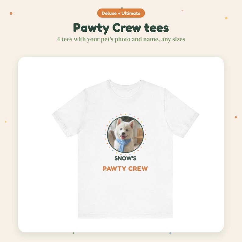 Pode incluir: Uma t-shirt branca de manga curta com um gr&aacute;fico circular que mostra a foto de um c&atilde;o branco com um cachecol azul. Abaixo da imagem, o texto diz SNOW'S PAWTY CREW. O topo da imagem exibe Deluxe + Ultimate, Pawty Crew tees e 4 tees with your pet's photo and name, any sizes.