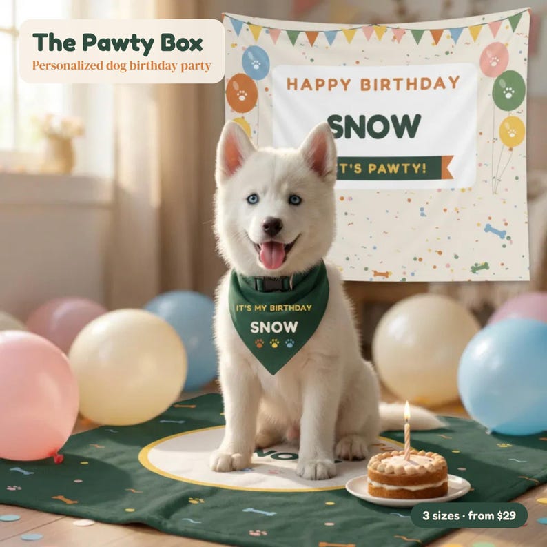 Pode incluir: Um filhote branco usando uma bandana verde-escura com o texto IT'S MY BIRTHDAY SNOW e pegadas. Atr&aacute;s do filhote h&aacute; uma faixa com HAPPY BIRTHDAY SNOW IT'S PAWTY! e bal&otilde;es. Um pequeno bolo com uma vela est&aacute; sobre um tapete verde.