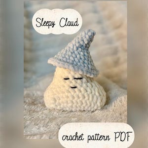 Puede incluir: Un juguete de peluche tejido a ganchillo en color blanco con forma de nube, un rostro dormido y un gorro puntiagudo azul claro. El texto Sleepy Cloud y crochet pattern PDF aparece en burbujas blancas. El juguete tiene una textura suave.