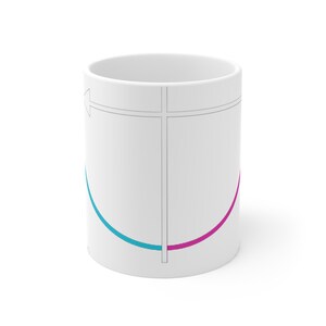 Op de afbeelding: Een witte keramische mok met een minimalistisch grafisch ontwerp. Het ontwerp bestaat uit een dunne grijze verticale lijn die wordt gekruist door een horizontale lijn met een pijl, en een gebogen lijn in helder cyaan links en magenta rechts.