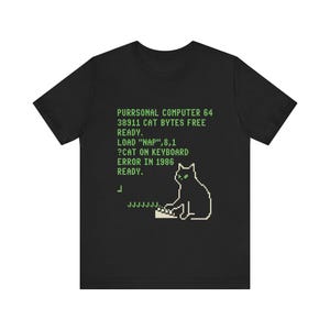 Svart katt gåva - ?KATT PÅ TANGENTBORDET Fel Pixel Boot Screen Tee, Retro 80-tals hemdator Grundläggande Fel T-shirt för programmerare som äger katter
