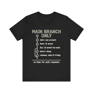 Puede incluir: Una camiseta negra de manga corta con un gráfico que incluye el texto MAIN BRANCH ONLY, un diagrama de ramas estilo git y el texto: init: new project, feat: it moves, fix: it moved too much, chore: sleep, release: ship it friday, no time for pull requests.