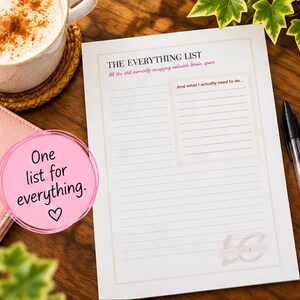 以下が含まれることがあります： THE EVERYTHING LISTというタイトルの白い紙のメモ帳。サブタイトルにAll the chit currently occupying valuable brain space、セカンドセクションにAnd what I actually need to doと記載されています。ページには書き込み用の罫線が引かれています。