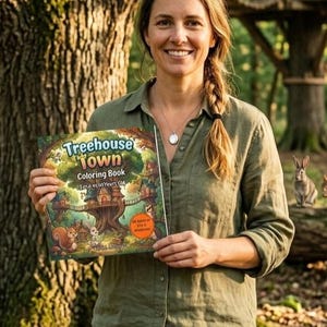 Puede incluir: Un libro para colorear cuadrado titulado Treehouse Town que presenta una colorida ilustración de casas en los árboles, una ardilla y un conejo en la portada. El libro tiene una pequeña insignia circular naranja en la esquina inferior derecha.