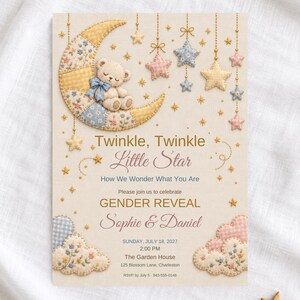 Einladung zur Gender-Reveal-Party „Twinkle Little Star“, Teddybär-Mond, Patchwork-Sterne (Bearbeitbare Canva-Vorlage)