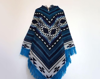 Poncho aus Alpaka-Mischgewebe mit geometrischem Andenmuster, Fransen und Knopfleiste am Hals, handgefertigt in Peru