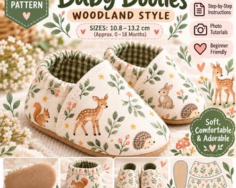Puede incluir: Un patrón de costura en PDF para patucos de bebé con temática de bosque. Los patucos son de color crema con un estampado de ciervos, ardillas, erizos y follaje. El patrón incluye tallas de 10,8 a 13,2 cm, suelas de ante y tobillos elásticos.