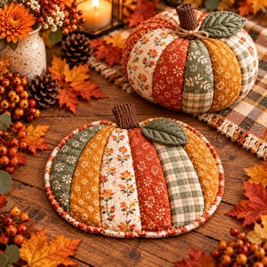 Puede incluir: Un salvamanteles acolchado con forma de calabaza que presenta paneles verticales con estampados florales y de cuadros en naranja, verde y crema, con un tallo marr&oacute;n y una hoja verde. El art&iacute;culo es plano, circular y tiene costuras.