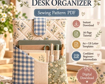 Puede incluir: Un patrón de costura en PDF para un organizador de escritorio y tableta acolchado con cierre de lengüeta de cuadros vichy azul y blanco, tela con estampado floral y varios bolsillos interiores con bolígrafos y una tableta. Texto incluido.
