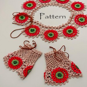 Peut inclure: Un ensemble au crochet comprenant un col circulaire et deux poignets assortis en fil beige clair. Chaque pièce est ornée de motifs floraux rouges et verts avec des liens marron. Le mot Pattern est imprimé en noir au centre du col.