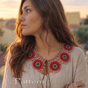 Peut inclure: Un col en crochet beige orné d'une série de motifs floraux circulaires dans des tons de rouge et de vert. Le col est réalisé avec un point de dentelle complexe et comprend de fines attaches marron au centre. Le mot Pattern est visible.