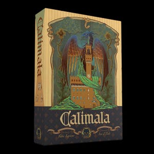 Puede incluir: Una caja de juego de mesa rectangular titulada Calimala que presenta un gran pájaro azul oscuro con las alas extendidas posado sobre un edificio de piedra color canela. La caja tiene una base azul oscuro con un patrón de flor de lis dorada y lados rayados.