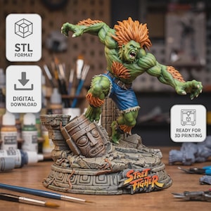 Puede incluir: Un archivo digital imprimible en 3D del personaje Blanka de Street Fighter, representado con piel verde, cabello naranja y pantalones cortos azules, posado dinámicamente sobre una base de piedra con un rostro tallado y el logo de Street Fighter.