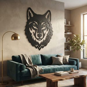 Pode incluir: Uma peça de arte de parede em metal preto fosco com uma silhueta estilizada e simétrica de uma cabeça de lobo com detalhes recortados intrincados. O design exibe linhas nítidas e angulares que formam as orelhas, o pelo e o rosto do lobo.