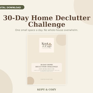 Pode incluir: Um download digital intitulado 30-Day Home Declutter Challenge com o subtítulo One small space a day. No whole-house overwhelm. O documento apresenta o logótipo Kept & Cozy e texto que descreve um plano de organização de 30 dias.