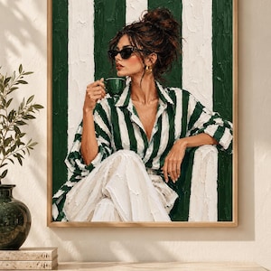 Puede incluir: Un óleo enmarcado que muestra a una persona con el cabello oscuro recogido en un moño, gafas de sol negras y una camisa de rayas verticales verdes y blancas, sosteniendo una pequeña taza verde frente a un fondo de rayas.