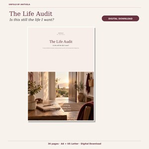 Może przedstawiać: Cyfrowy skoroszyt zatytułowany The Life Audit: Is this still the life I want? Okładka zawiera zdjęcie otwartych drzwi prowadzących do słonecznego krajobrazu, z drewnianym stołem, notatnikiem i rośliną w doniczce na pierwszym planie.