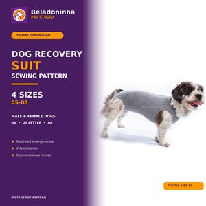 Op de afbeelding: Een digitaal naaipatroon voor een herstelpak voor honden van Beladoninha Pet Studio. De afbeelding bevat tekst: DOG RECOVERY SUIT SEWING PATTERN, 4 SIZES 05-08, MALE & FEMALE DOGS, A4, US LETTER, A0. Een kleine hond draagt een grijs herstelpak op de afbeelding.