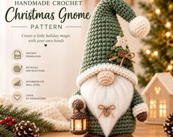 以下が含まれることがあります： HANDMADE CROCHET Christmas Gnome PATTERNと書かれたクリスマスノームの編み図。ノームは白いポンポン付きの背の高い緑の帽子、白いひげ、ベージュの鼻、茶色の靴を身につけ、小さなランタンを持っています。