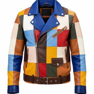 Peut inclure: Une veste en cuir multicolore présentant un motif patchwork de panneaux carrés bleus, rouges, jaunes, blancs, marron et vert foncé. La veste comprend un col à revers, une fermeture éclair asymétrique, des poches zippées, une poche à rabat et une ceinture.