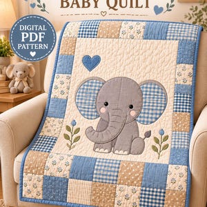 Puede incluir: Una colcha para bebé con una aplicación central de un elefante gris con orejas de cuadros azules y un corazón azul encima. La colcha tiene un panel central crema y un borde de cuadrados de patchwork azules y beige. Texto: Elephant Appliqué Baby Quilt y Digital PDF Pattern.