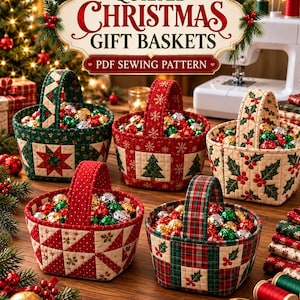Op de afbeelding: Vijf gewatteerde stoffen manden met kerstpatronen, waaronder hulst, sterren, bomen en ruiten, gevuld met kleurrijke metalen ornamenten. Een bord erboven leest QUILTED CHRISTMAS GIFT BASKETS PDF SEWING PATTERN.