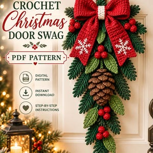 Può includere: Un modello PDF all'uncinetto per una decorazione natalizia da porta con un grande fiocco rosso ricamato con fiocchi di neve bianchi, aghi di pino verdi, pigne marroni e bacche rosse. Il testo recita CROCHET Christmas DOOR SWAG, PDF PATTERN, DIGITAL PATTERN, INSTANT DOWNLOAD e STEP-BY-STEP INSTRUCTIONS.