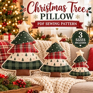 Op de afbeelding: Een PDF-naaipatroon voor een kerstboomkussen in drie maten. Het ontwerp toont drie stoffen bomen met een ster als piek, opgebouwd uit secties van groene stof met sterren, rood ruitpatroon, crèmekleurige stof met boompjes en groen geblokte stof.