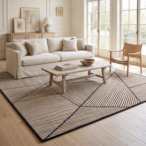 Puede incluir: Una alfombra rectangular grande con un patrón geométrico de líneas negras sobre un fondo crema. El diseño consiste en triángulos que se cruzan y rayas paralelas, creando un efecto visual audaz y estructurado en el suelo.