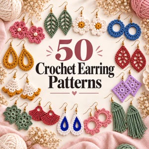 Puede incluir: Una colección de varios pendientes de ganchillo coloridos dispuestos alrededor del texto central 50 Crochet Earring Patterns. Los diseños incluyen formas florales, de hojas, geométricas y de borlas en tonos rosa, azul, verde, amarillo y blanco.