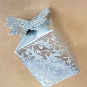 Confezione regalo pieghevole in lamina d'oro e argento. 62×50×50 mm. Per imballaggi meno ingombranti! Funziona anche per bomboniere. 10 scatole in una confezione.