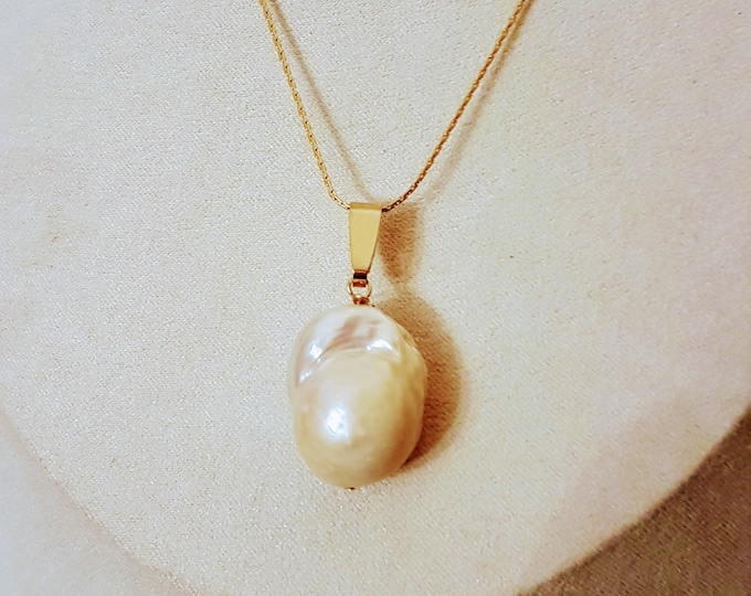 Iridescent Baroque Pearl Pendant with Gold-Plated Bail (20 x 15mm)