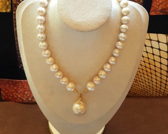 Collar con colgante de perlas barrocas: perlas de agua dulce color marfil, detalles en oro o latón oxidado.
