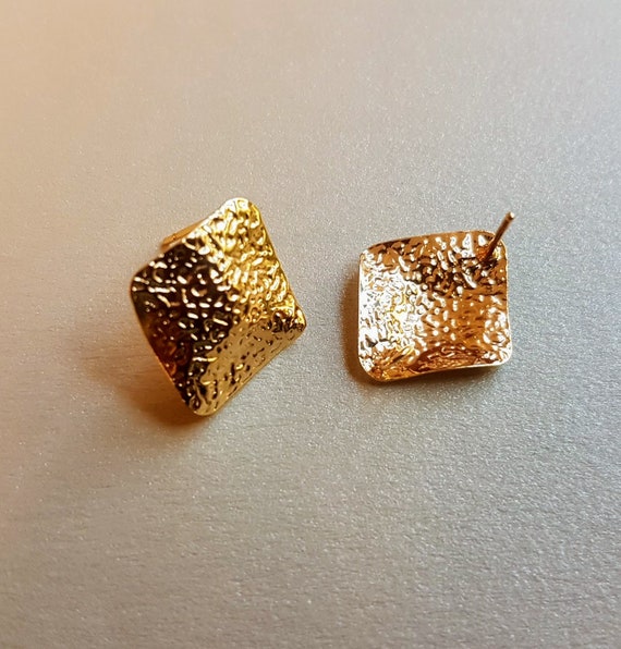 Brass gold plated stud earring findings. Hammered effect. Priced per pair. Can wear as is or use as finding. Sold with its butterflies.