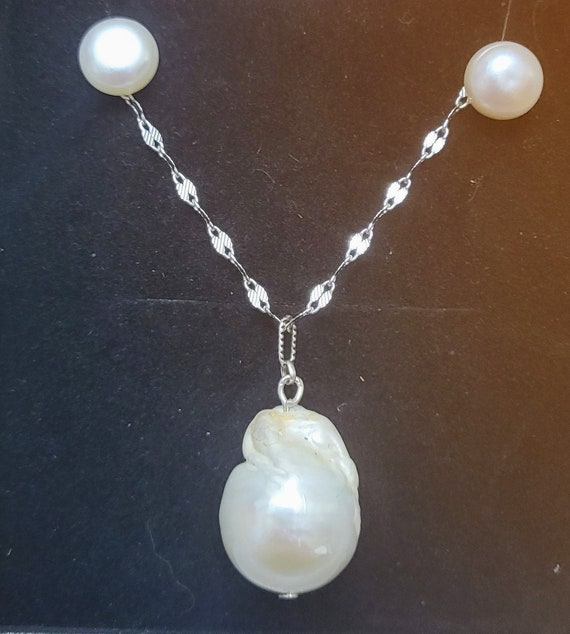 Iridescent very beautiful baroque pearl pendant 20 x 15mm approx. with matching studs and 16" chain. Excellent Christmas gift for her