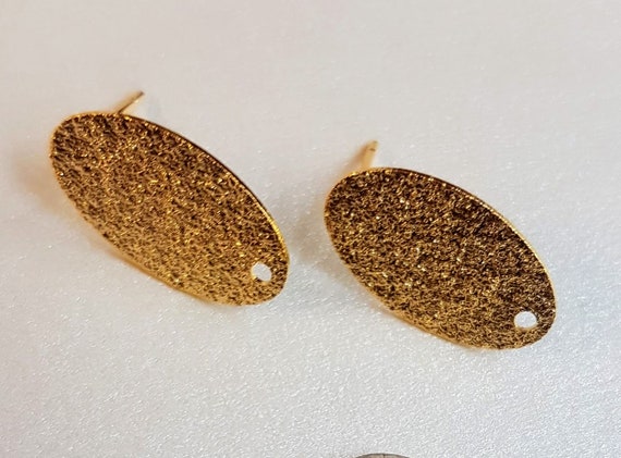10mmx 20mm oval earring finding. Brass gold plated with gold dust effect. Priced per pair.